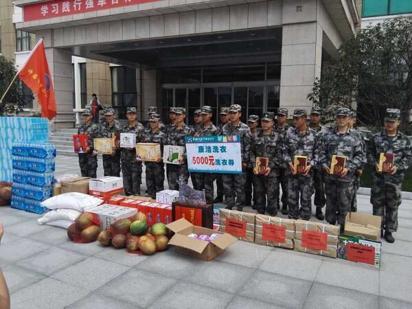 “八一建军节”即将到来之际，市商会组织各企业前往部队驻地慰问